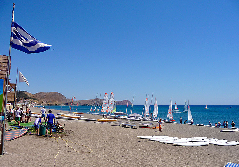 Seglare och vindsurfare vid Skala Eressou beach på Lesbos. 