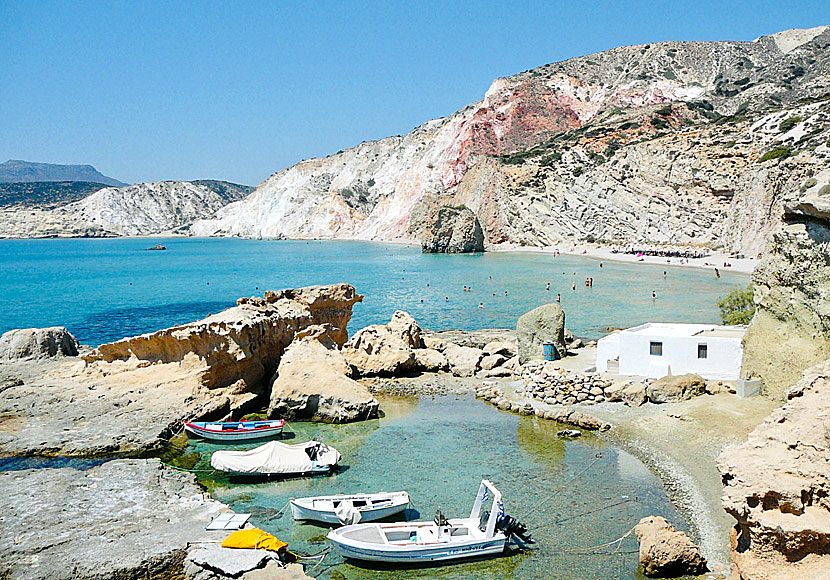 Den lilla hamnen vid Firiplaka beach på södra Milos i Kykladerna.