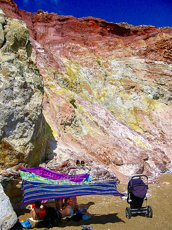 Vulkaniska färgglada berg och klippor omger Paleochori beach på Milos.