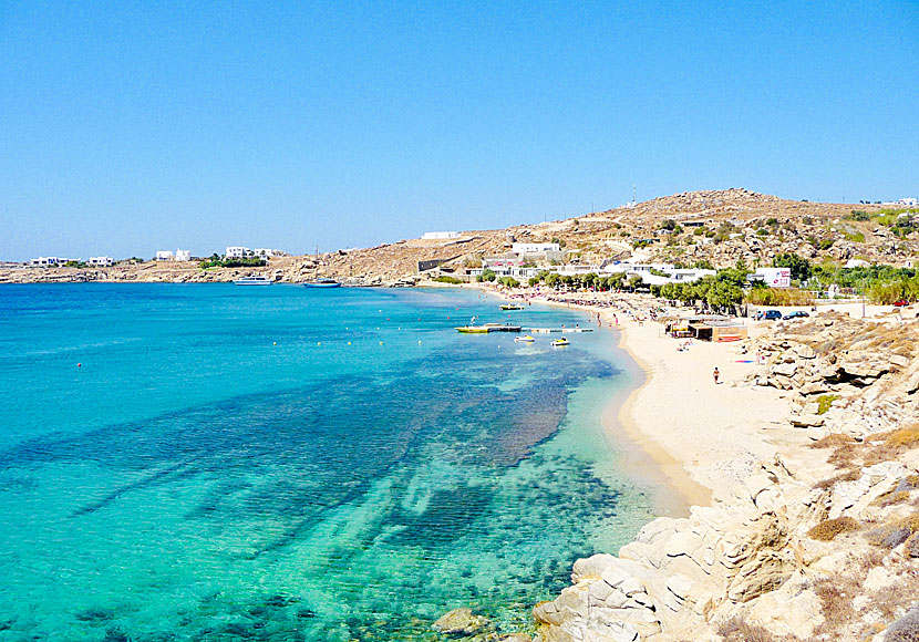 Till Paradise beach på Mykonos går det badbåtar från Ornos.