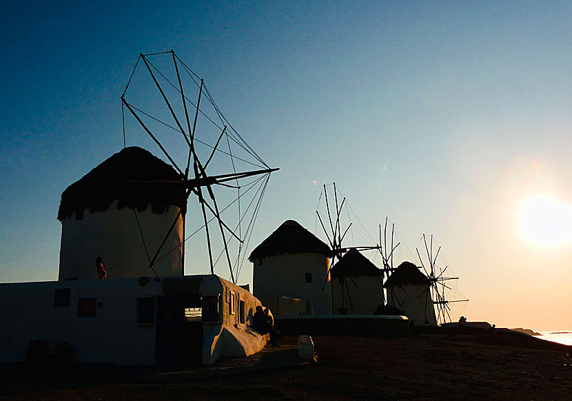 Väderkvarnar ovanför Lilla Venedig i Chora på Mykonos.