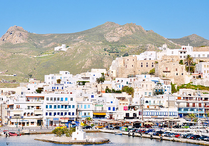 Kyrkan Panagia Mirtidiotissa och Kastro på Naxos.