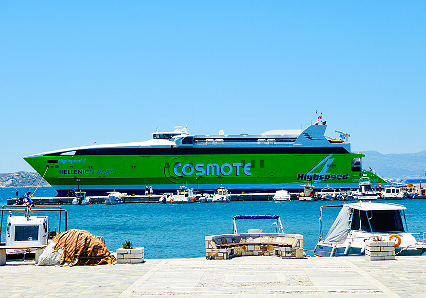 Den gigantiska katamaranen Highspeed 4 i hamnen på Naxos.