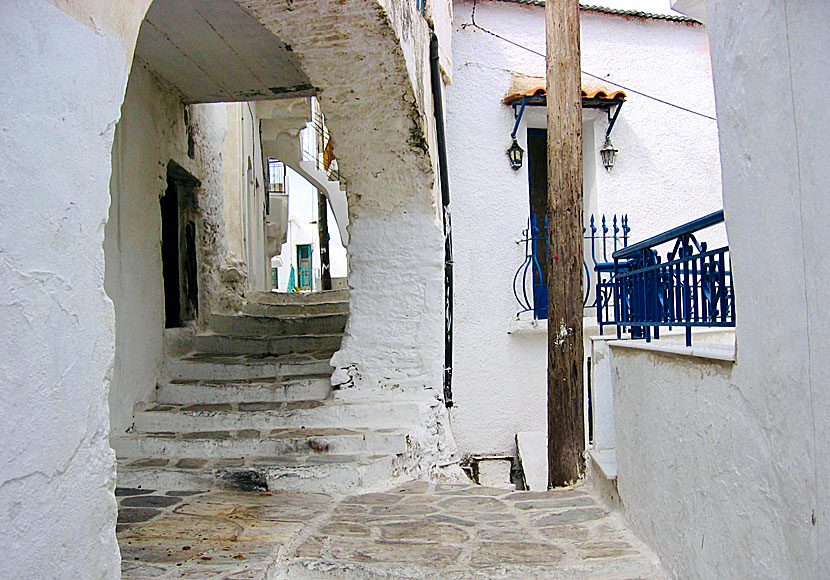 En av många slitna gamla gränder i bergsbyn Koronos på Naxos i Grekland.