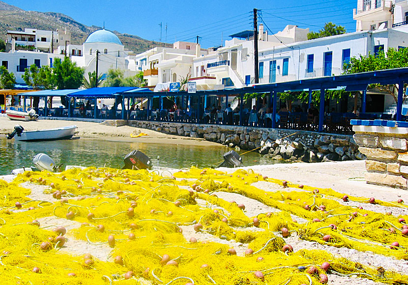 Den mysiga hamnen med bra tavernor i Apollonas på Naxos.