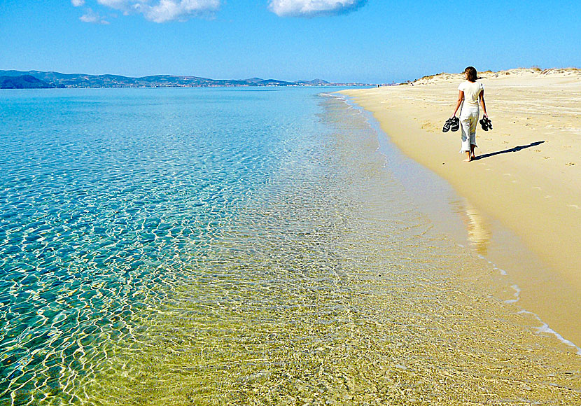 Ta av dig skorna med Povel Ramel vid Plaka beach på Naxos i Grekland.