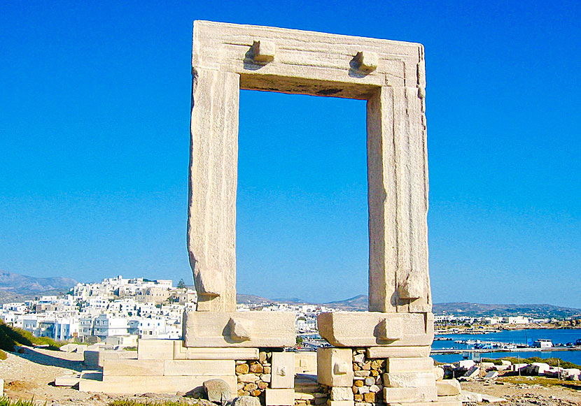 Portara och Temple of Apollo i Naxos stad.