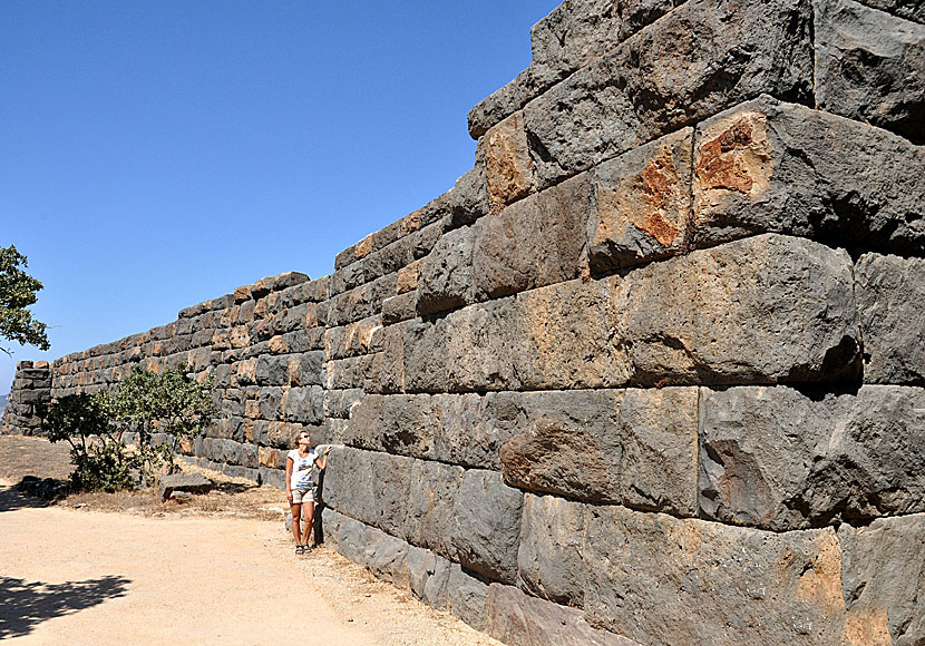 Another brick in the wall med Pink Floyd i Paleokastro på Nisyros i Grekland.