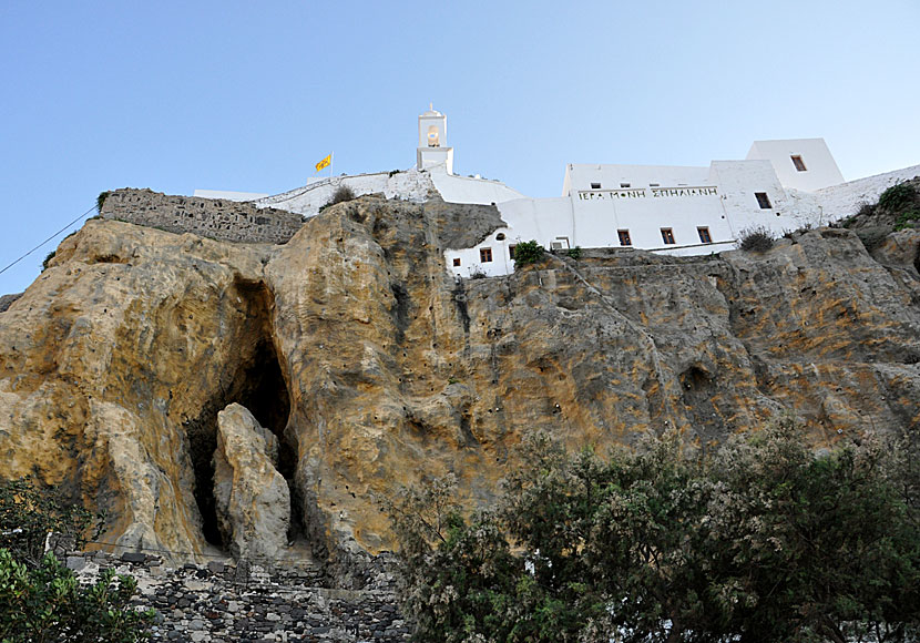 Klostret Panagia Spiliani i Mandraki sett från Hohlaki beach.