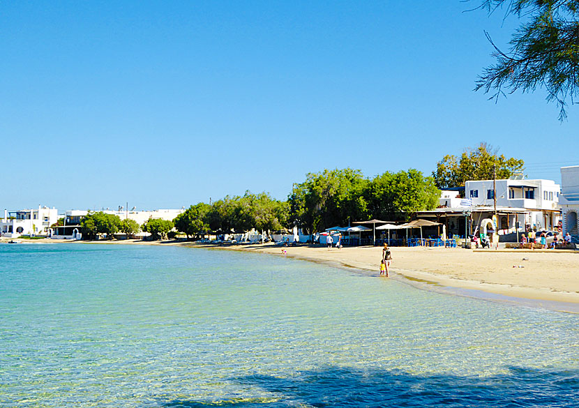 Den barnvänliga sandstranden i Aliki på södra Paros i Grekland.