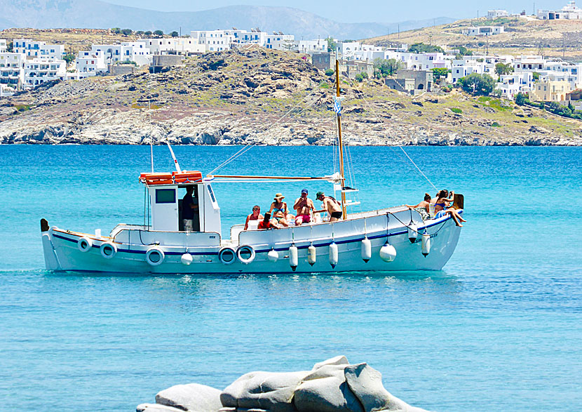 Badbåtar till stränderna nära Naoussa på Paros i Kykladerna.