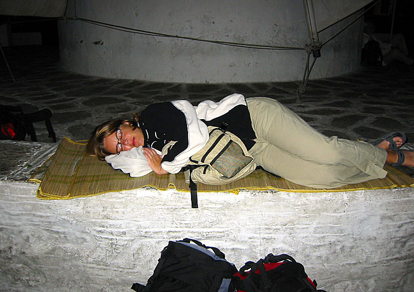 Sova utomhus i väntan på sena färjor i hamnen i Parikia.