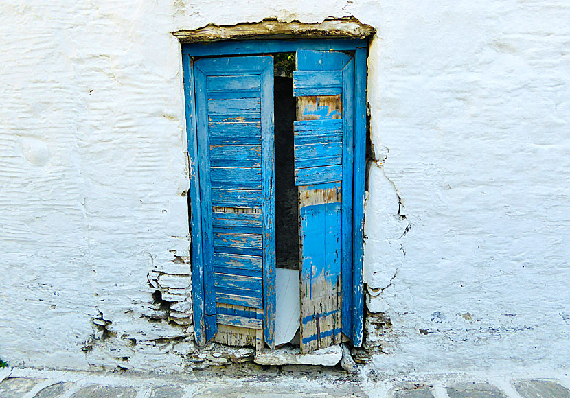 Gillar du att fotografera gamla dörrar och fönster kommer du att älska Parikia.
