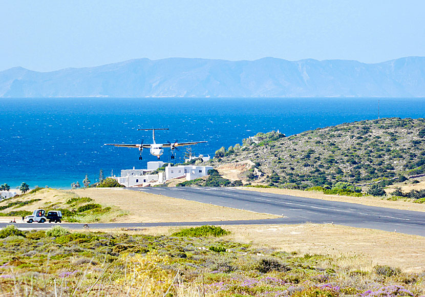 Paros flygplats ligger nära byn Aliki på södra delen av ön.