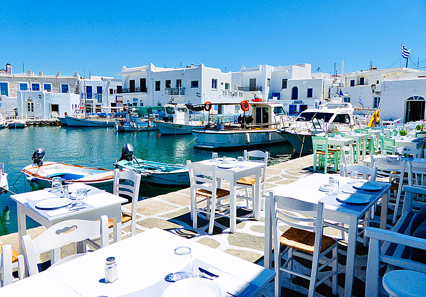 Missa inte den mysiga byn Naoussa när du reser till Santa Maria beach på Paros. 