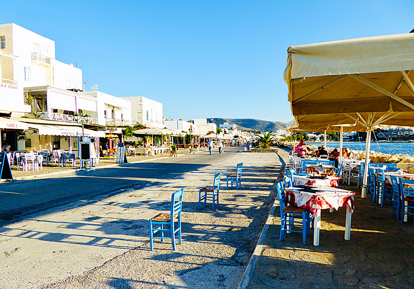 Tavernor och restauranger på hamnpromenaden i Parikia på Paros.
