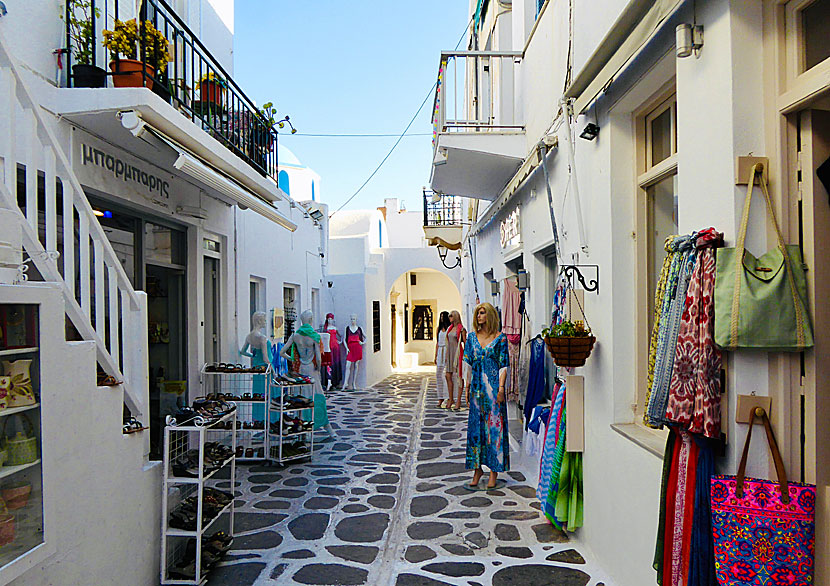 Parikia på Paros blir allt med likt Chora på Mykonos för varje år.