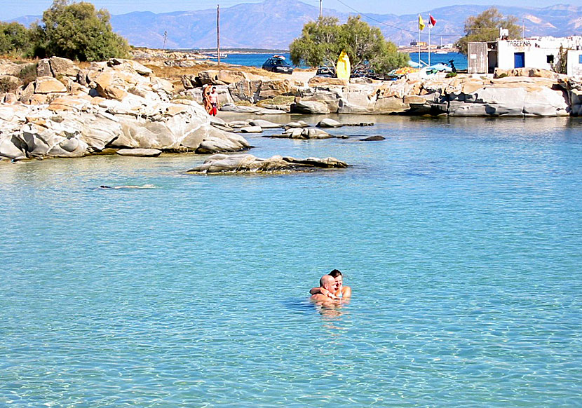 Kristallklart turkost hav vid sandstranden Kolymbithres på Paros. 