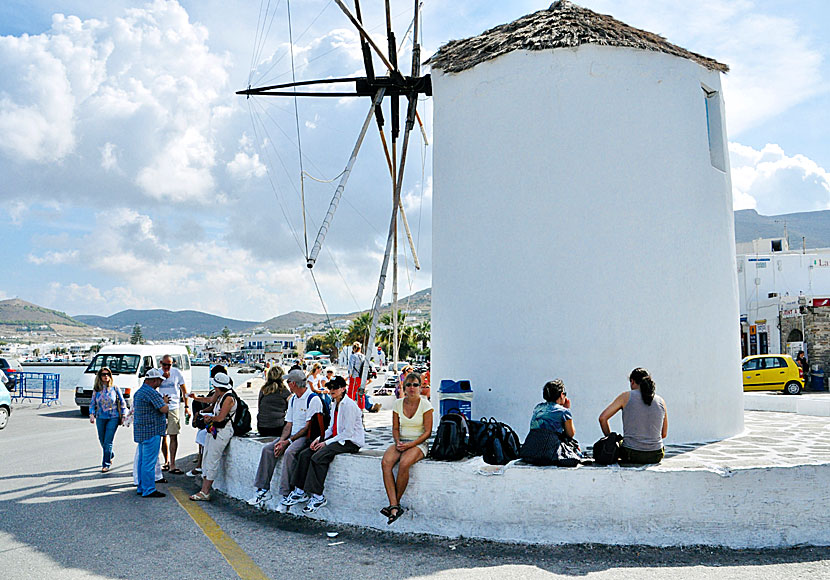 Väderkvarnen i hamnen är något av en symbol för Paros och Parikia.