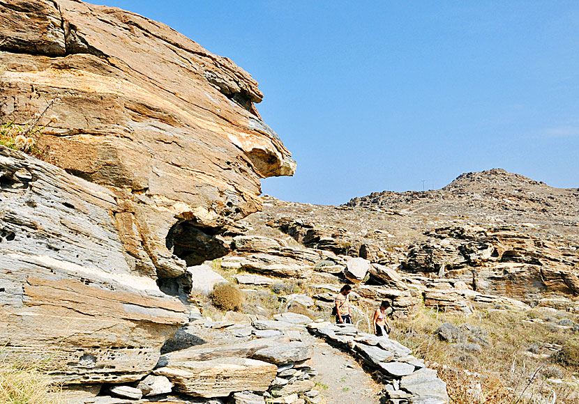 Vandra mellan höga berg och djupa dalar på Paros.