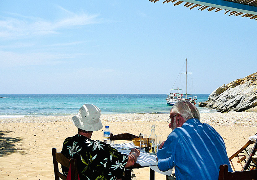 Äta goda grekiska smårätter på Psili Ammos Greek Taverna på Patmos.