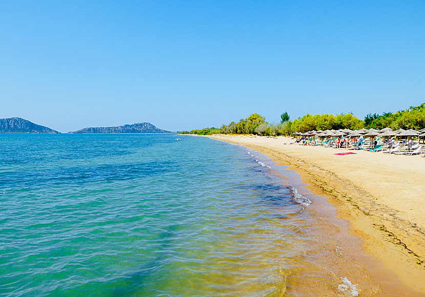 Gialova beach som ligger nära Pylos och Kalamaris waterfall på Peloponnesos.