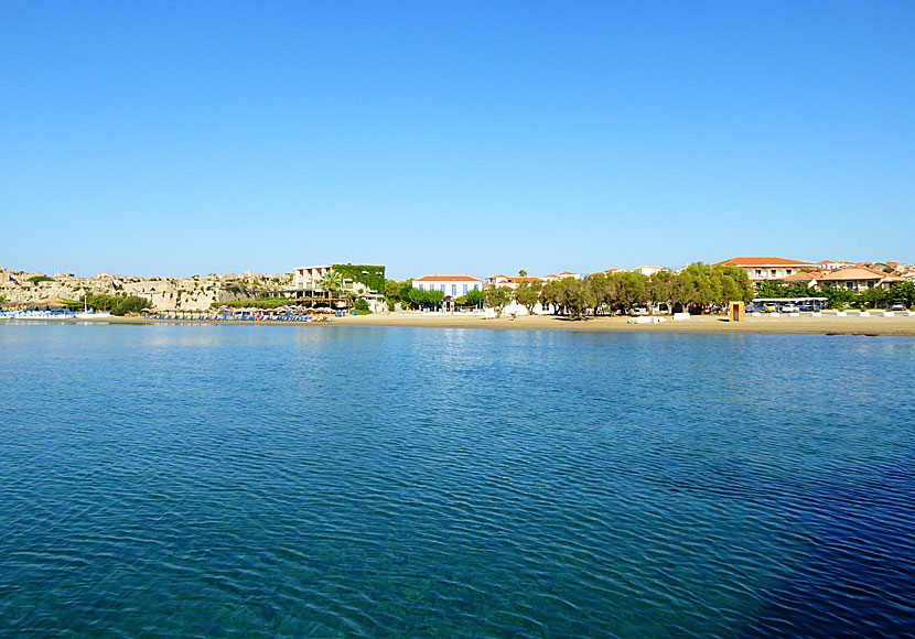 Methoni beach och delar av Castle of Methoni samt lite av byn Methoni.