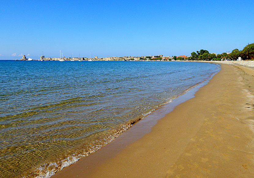 Den långa sandstranden i Methoni i Grekland.