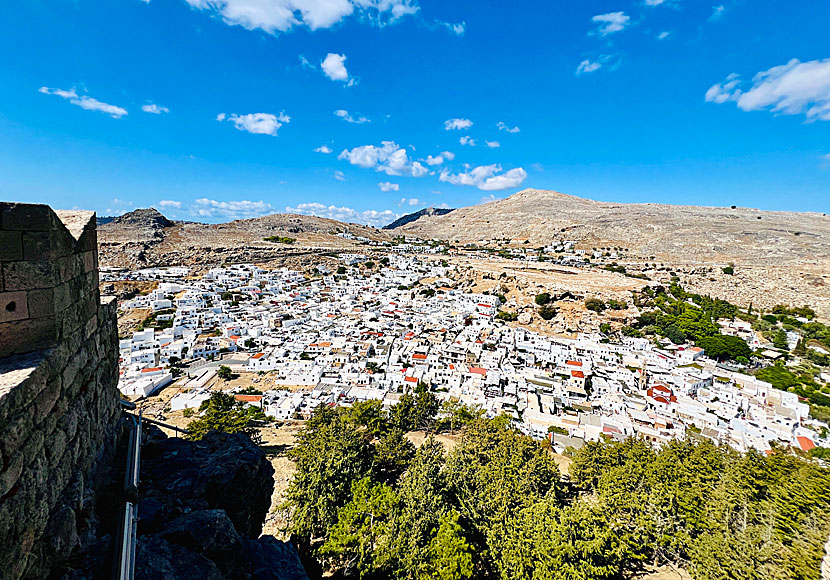 Utsikt över byn Lindos från Akropolis på Rhodos. 