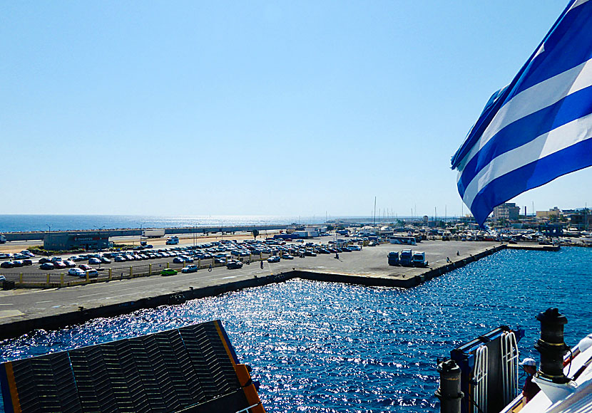 Från den gigantiska hamnen Akandia i Rhodos stad går alla stora färjor, som Blue Star Ferries. 