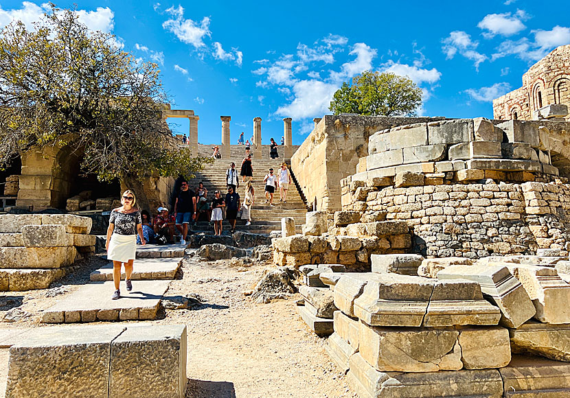 Det finns inga guidade turer i Akropolis, men det finns många informationstavlor. 