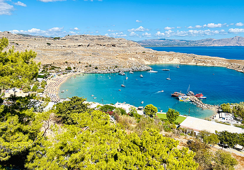 Utsikt över Lindos beach och Pallas beach från Akropolis på Rhodos. 