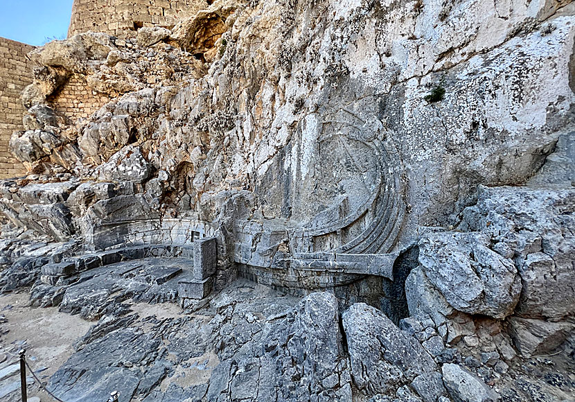 Den uthuggna krigsbåten som liknar ett vikingaskepp i trappan vid Akropolis början.