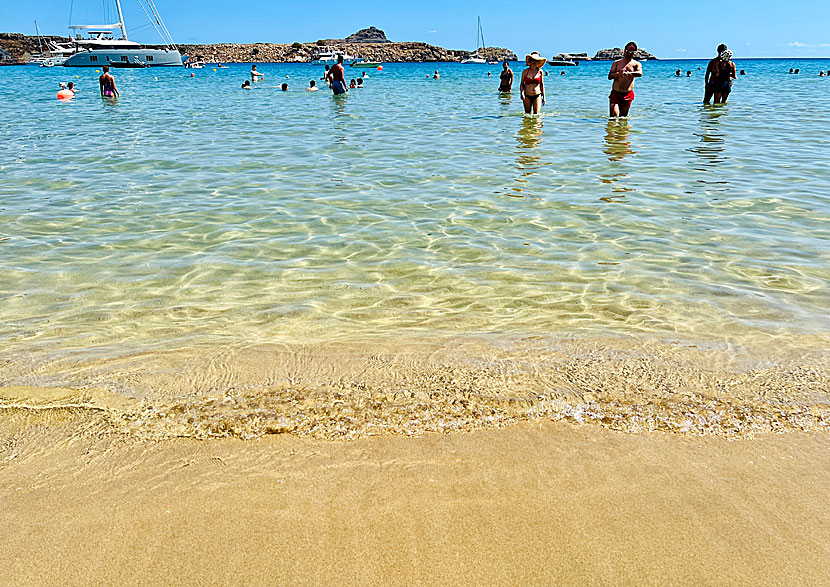 Main beach i Lindos är lunggrund och mycket barnvänlig. 