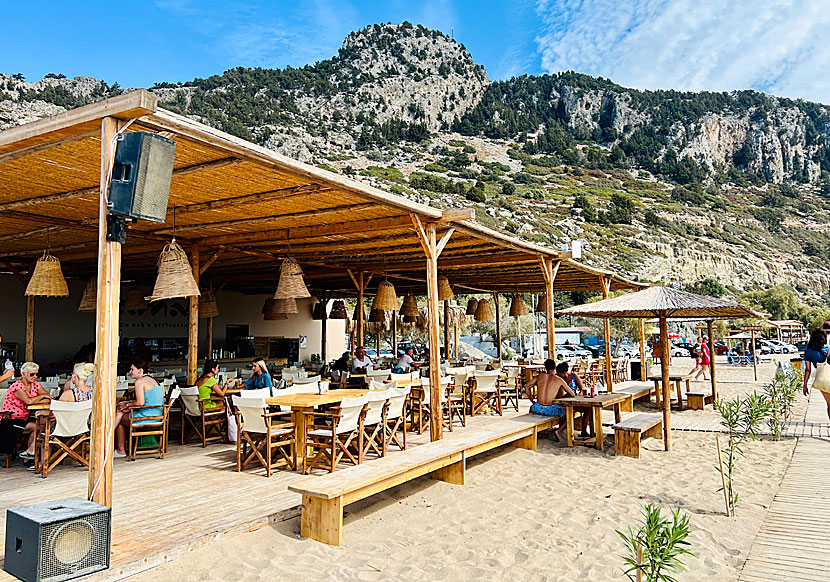 Tavernor, restauranger, snackbarer och beach barer på Tsambika beach.