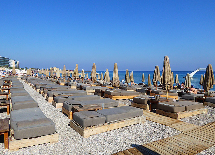 Solstolarna på Elli beach i Rhodos stad är mycket dyra.