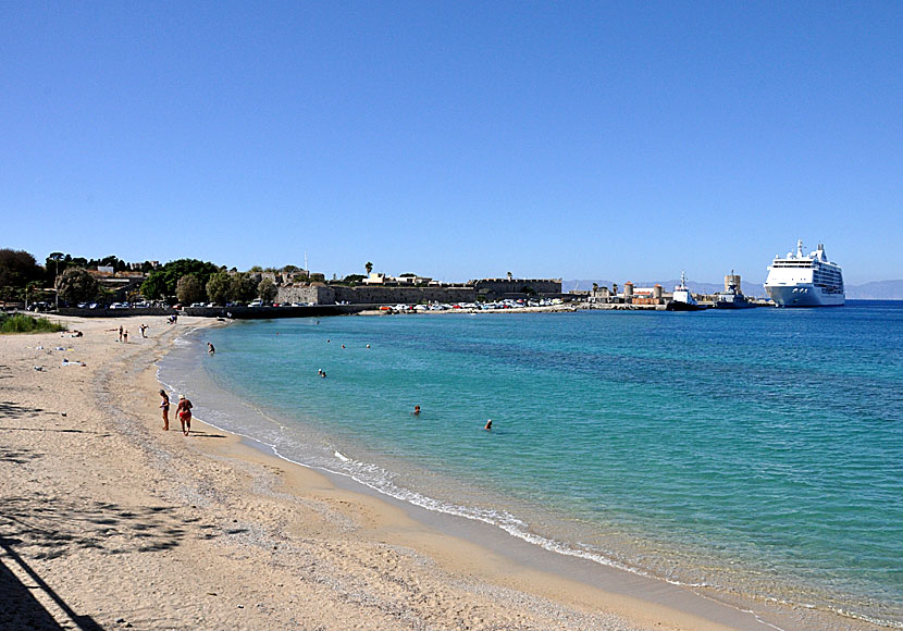 Hamnstranden utanför Rhodos gamla stad.