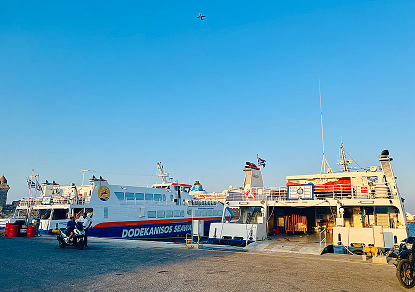 Kolona är Dodekanisos Seaways hemmahamn och därifrån går det båtar till  Kos, Kastellorizo, Kalymnos, Leros, Nisyros, Chalki och Tilos.