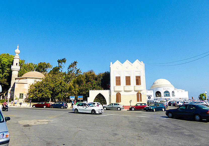 Moskén Murat Reis ligger nära Rhodes National Theater och Elli beach i Rhodos nya stad.