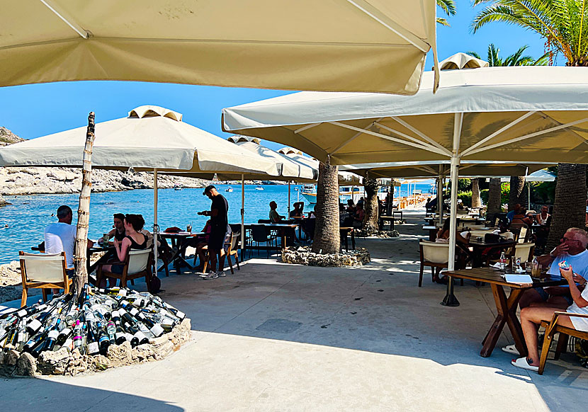 Restauranger, tavernor och barer vid  Kallithea Springs beach på Rhodos.