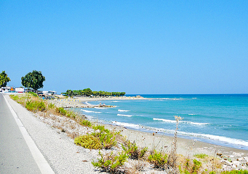 Kamiros beach ligger cirka 30 kilometer sydväst om Rhodos stad. 