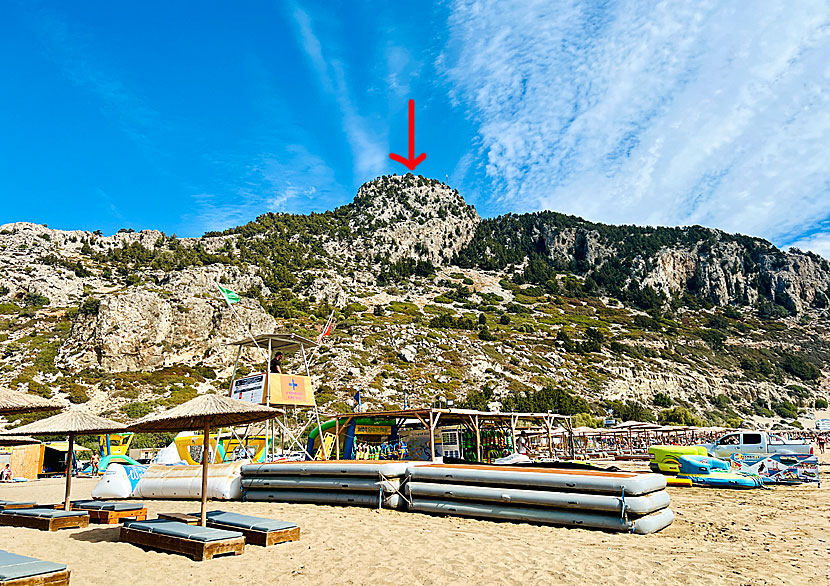 På berget ovanför Tsambika beach ligger klostret Panagia Tsambika där det finns en ikon som sägas utföra mirakel. 