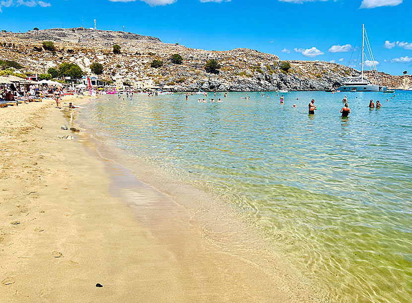 Stranden i Lindos är en av de bästa sandstränderna på hela Rhodos. 