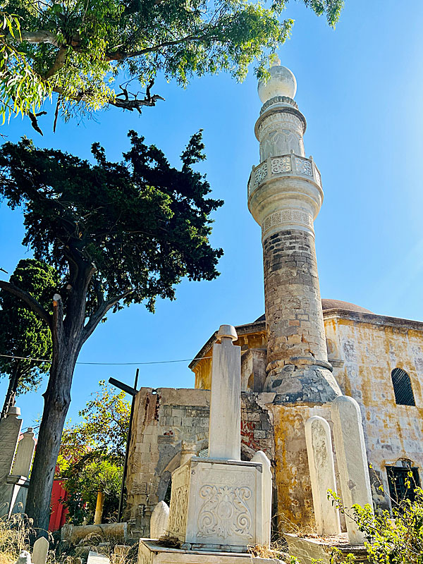 Minareten som tillhör moskén Murat Reis.