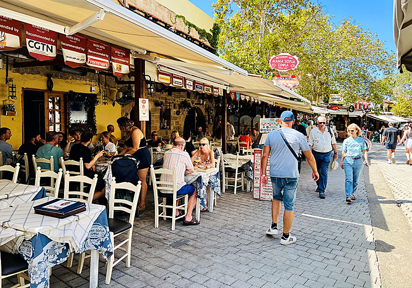 En av de bästa tavernorna i gamla stan på Rhodos är Restaurant Mamma Sofia.