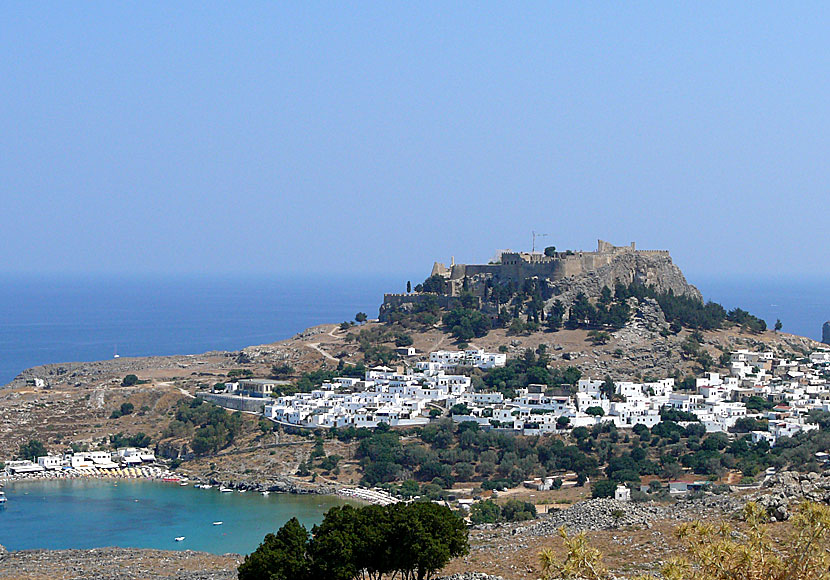 Vy över Lindos och Akropolisklippan på Rhodos.