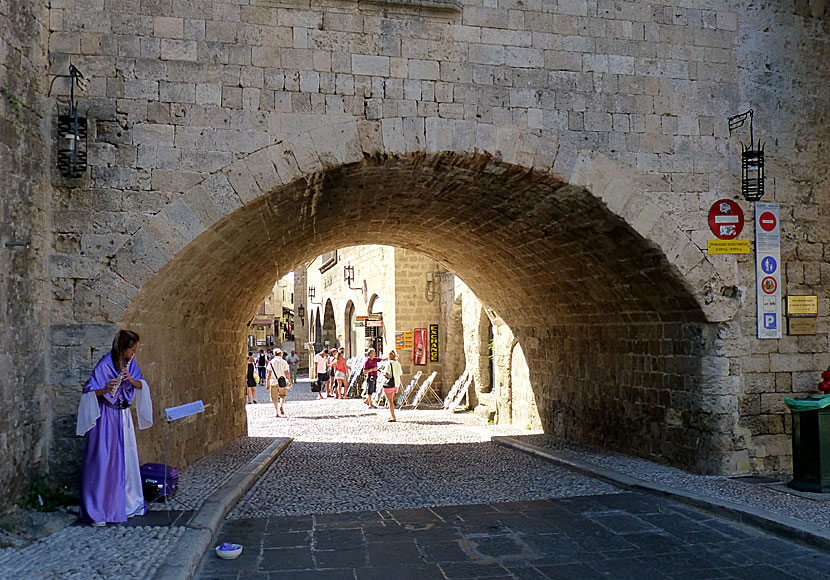 Vandra i Rhodos gamla stad.