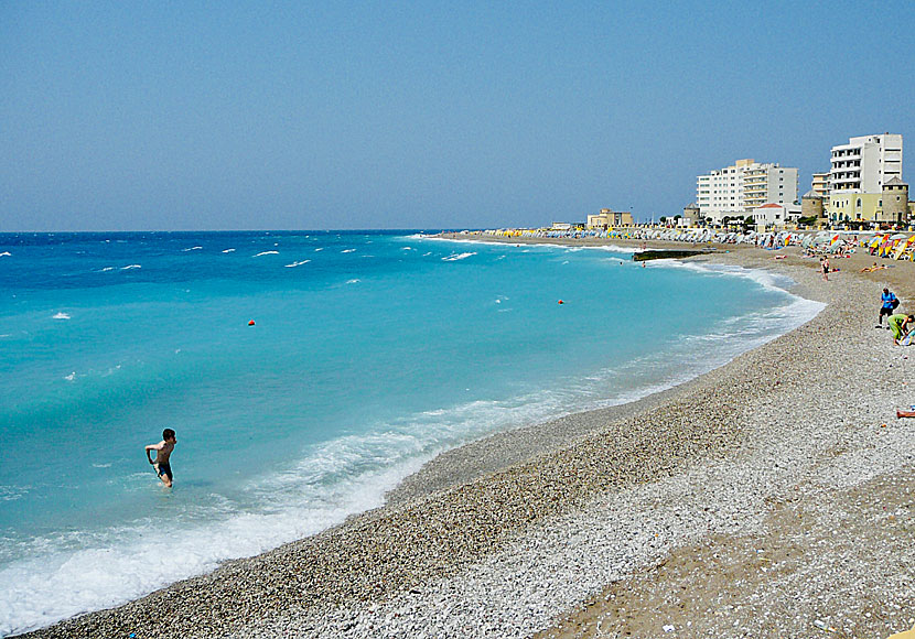 Höga vågor på Windy beach i Rhodos stad.