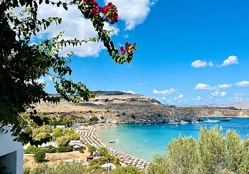 Lindos Main beach sett från stigen som går från Pallas beach till Lindos by. 