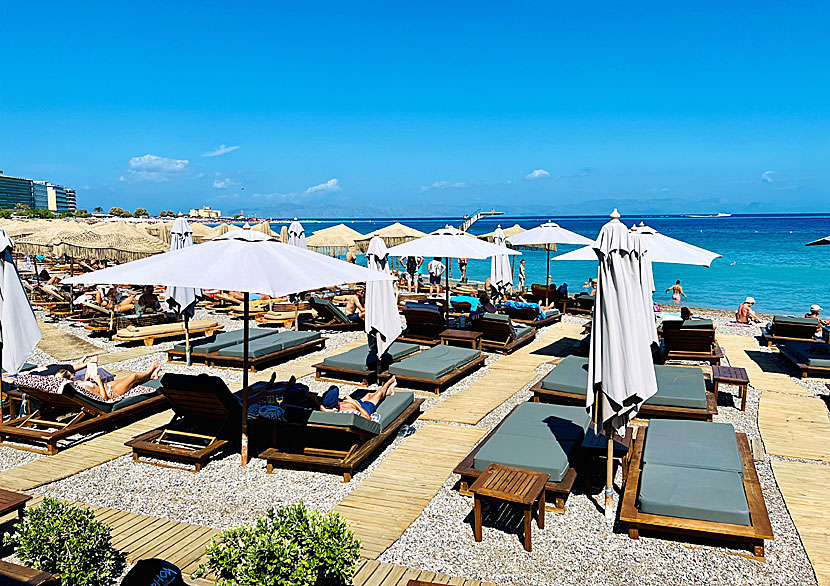 Solsängar nedanför Taverna Meltemi på Elli beach i Rhodos stad.